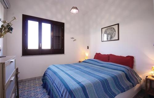 una camera bianca con un letto e una finestra di Amazing Home In San Vito Lo Capo -tp- With Kitchen a San Vito lo Capo