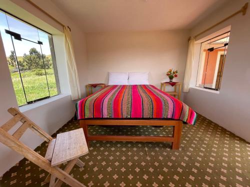 1 dormitorio con cama y ventana en Richar’s home - experience Amantani with my family, en Ocosuyo