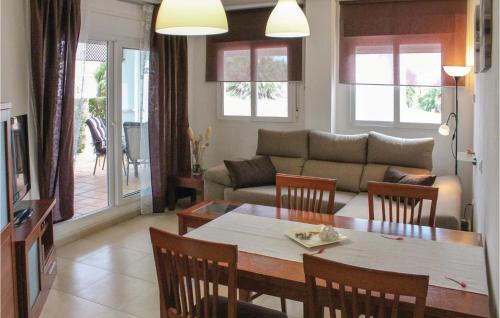 ein Wohnzimmer mit Tisch und Couch in der Unterkunft 2 Bedroom Lovely Apartment In Roldan in Roldán