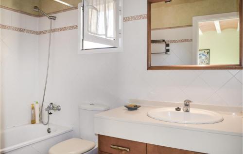 Bilik mandi di 3 Bedroom Nice Home In Tossa De Mar