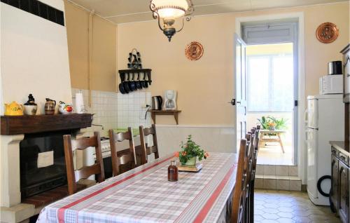 une cuisine avec une table et un réfrigérateur dans l'établissement 1 Bedroom Gorgeous Home In Digosville, à Digosville