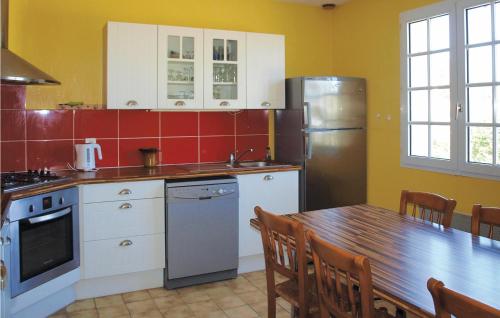 Η κουζίνα ή μικρή κουζίνα στο 5 Bedroom Nice Home In Kerlouan