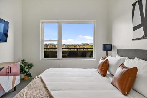 Ένα ή περισσότερα κρεβάτια σε δωμάτιο στο Modern Eclectic Penthouse Loft - Zuni Lofts