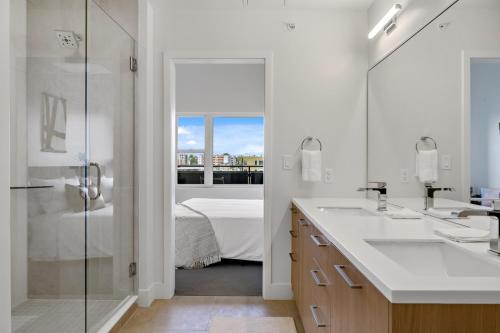 Ένα μπάνιο στο Modern Eclectic Penthouse Loft - Zuni Lofts