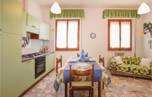 Kuchyňa alebo kuchynka v ubytovaní Stunning Apartment In Lido Di Camaiore