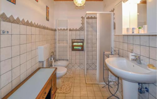 een badkamer met een wastafel, een toilet en een bad bij Agriturismo La Ginestra in Lama