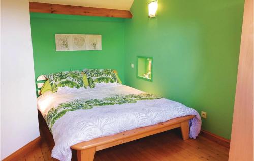 sypialnia z zieloną ścianą i łóżkiem w obiekcie Beautiful Home In Maninghem With 3 Bedrooms w mieście Maninghem