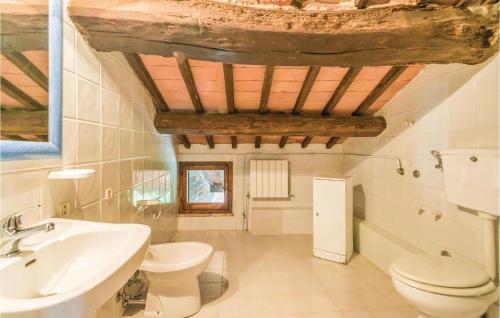 Gallery image of Amazing Apartment In Castiglione D,lago Pg With 2 Bedrooms, Wifi And Outdoor Swimming Pool in Strada