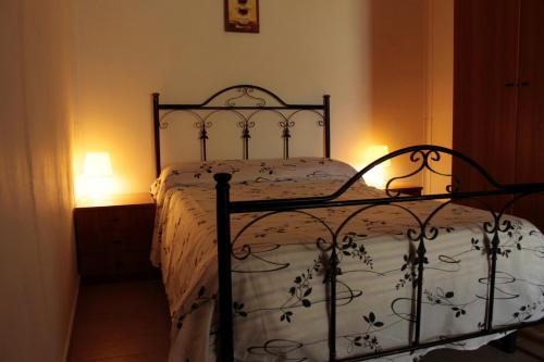 1 dormitorio con 1 cama con marco de hierro forjado en B&B Il Ristoro del Viandante, en Caulonia