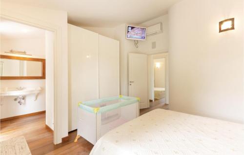 トッレ・デル・ラーゴ・プッチーニにあるCasa Patinoのベッドルーム(ベッド1台、シンク、テレビ付)