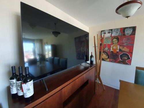 um quarto com garrafas de vinho sentadas num balcão em Mendoza Premium Suites - Dpto de Lujo Piso 14 - Vista A La Montaña! em Mendoza