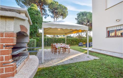 Un jardín fuera de Nice Apartment In Lido Di Camaiore