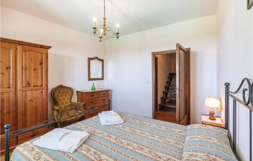 - une chambre avec un lit, une commode et un miroir dans l'établissement Casale 2, à Loro Ciuffenna