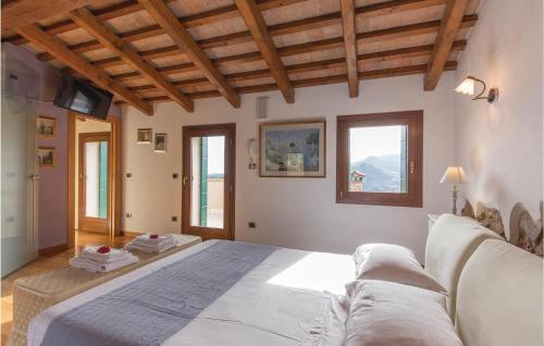 - une chambre avec un grand lit et 2 fenêtres dans l'établissement Casa Bellavista, à Teolo