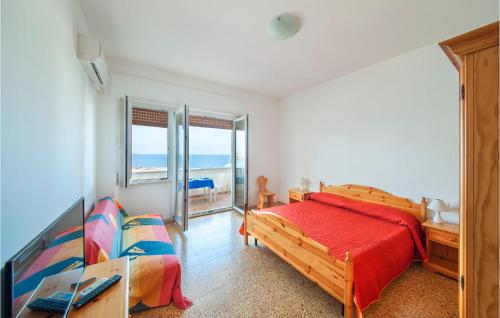 una camera con letto e vista sull'oceano di Il Molo a Porto Torres