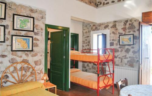 Un pat suprapus sau paturi suprapuse la Cozy Apartment In Gioiosa Marea Me With Kitchenette