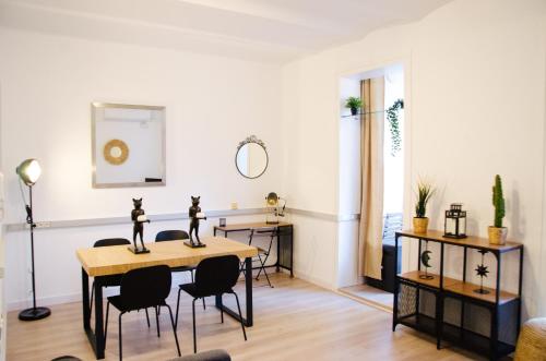a living room with a table and chairs at Sagrada Familia Comfy apartment in Barcelona