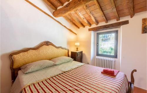 Monte CastelliにあるLa Querciolaのベッドルーム(ベッド1台、窓付)