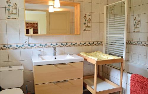 Gouy-Saint-AndréにあるAmazing Home In Gouy Saint Andre With Kitchenのギャラリーの写真