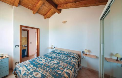 um quarto com uma cama e um tecto de madeira em Attico em Castelsardo