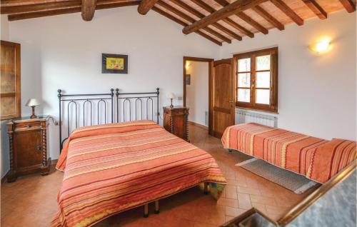 1 dormitorio con 2 camas y ventana en Ciliegio, en Citerna