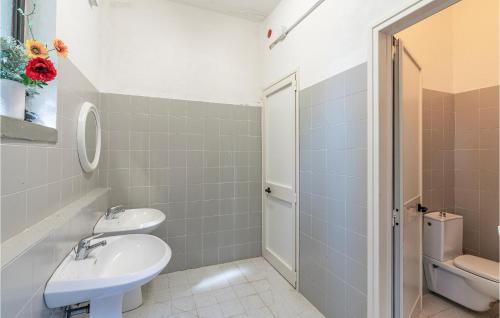 Baño blanco con lavabo y aseo en Ciliegio, en Citerna