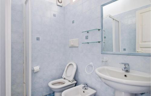 ein Badezimmer mit einem Waschbecken, einem WC und einem Spiegel in der Unterkunft Amazing Apartment In Santangelo Dischia With House Sea View in Ischia