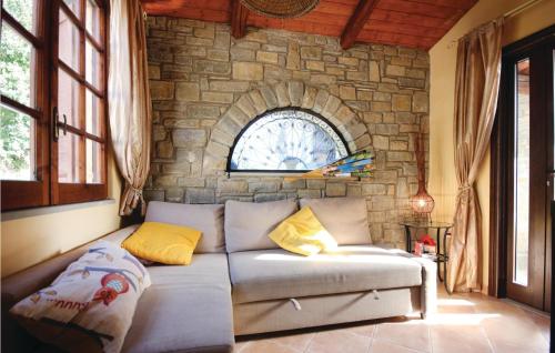 un divano in una camera con parete in pietra di La Dependance a Castellabate