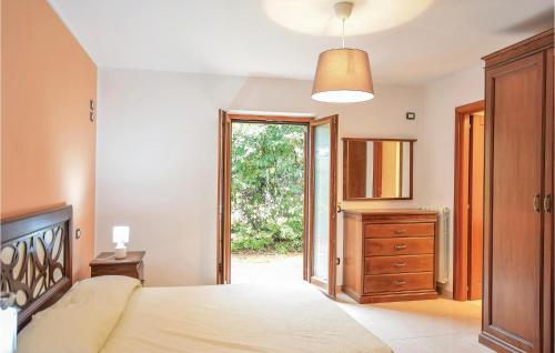 - une chambre avec un lit, une commode et une fenêtre dans l'établissement Villa Francesca, à Praia a Mare
