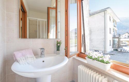 Ένα μπάνιο στο 3 Bedroom Lovely Apartment In Arsi