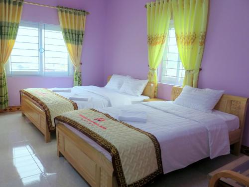 Giường trong phòng chung tại Phuong Nam Hotel