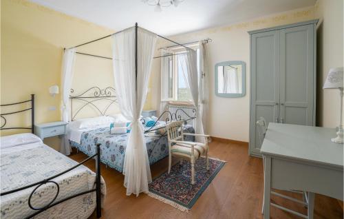 Macerino的住宿－Flora House 2，一间卧室配有两张床和一张书桌