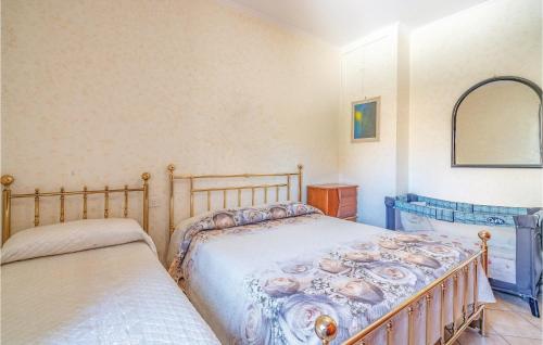 ラディスポリにあるAmazing Apartment In Ladispoli rm With 1 Bedrooms And Wifiのベッドルーム(ベッド1台、鏡付)