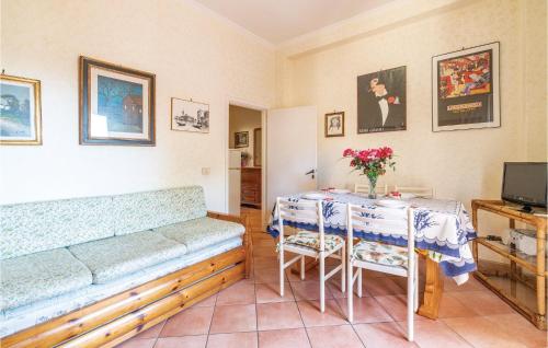 Μια τηλεόραση ή/και κέντρο ψυχαγωγίας στο Lovely Apartment In Ladispoli Rm