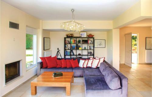 a living room with a blue couch with red pillows at Caprice in Míloi