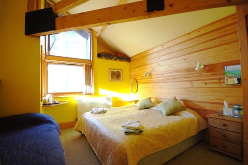 Säng eller sängar i ett rum på Bryn Elltyd Eco House