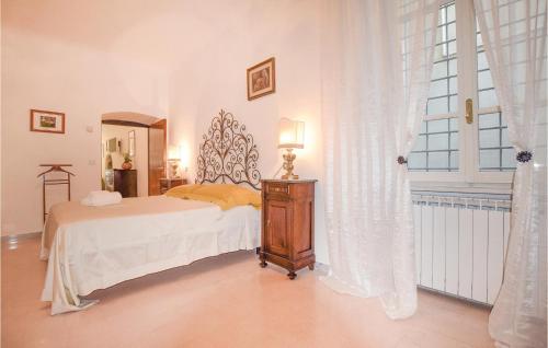 La Gelsomina في سارزانا: غرفة نوم بسرير ونافذة كبيرة