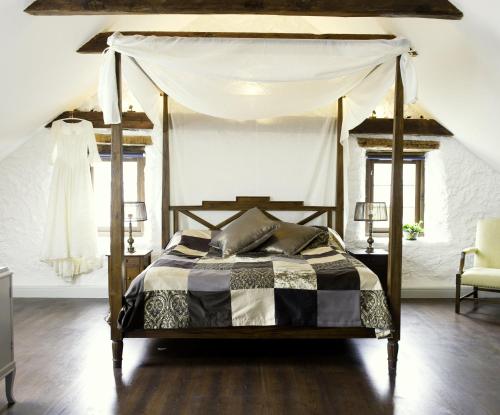 ein Schlafzimmer mit einem Himmelbett in der Unterkunft Smakrike Krog & Logi in Ljugarn