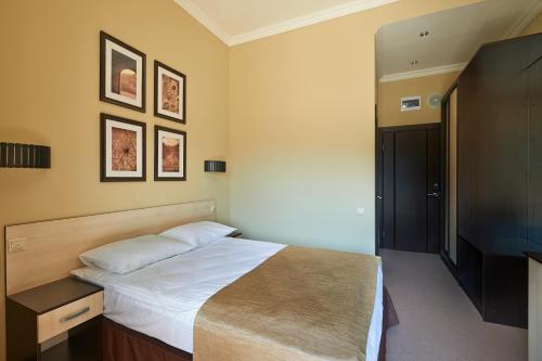 Ein Bett oder Betten in einem Zimmer der Unterkunft Hotel Complex Romantik