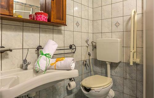 La salle de bains est pourvue de toilettes et d'un lavabo. dans l'établissement Cantina, à Torrita di Siena