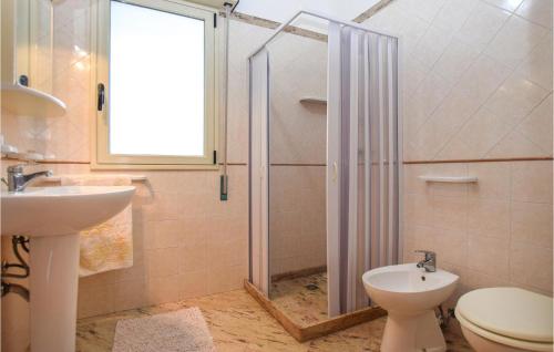 La salle de bains est pourvue d'une douche, de toilettes et d'un lavabo. dans l'établissement Villa Tot, à Santa Croce Camerina