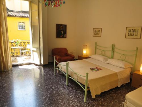 Casa Della Zia, Bologna by Short Holidays في بولونيا: غرفة نوم فيها سرير وكرسي