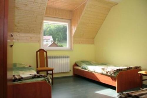 ミチュコフツェにあるNoclegi Pod Bukowinąの窓付きの部屋 ベッド2台