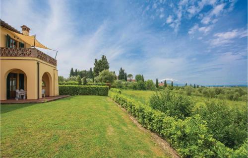 an external view of a villa with a garden at Lavanda in Cerreto Guidi