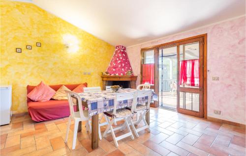 ein Wohnzimmer mit Tisch und Couch in der Unterkunft Casa Glicine in Torre Dei Corsari