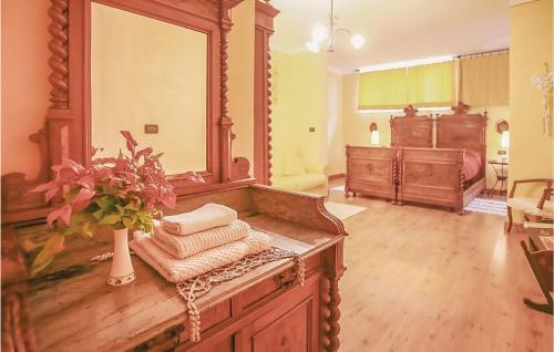una stanza con un grande specchio e un tavolo con asciugamani di Il Fienile a Portacomaro