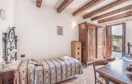 una camera con letto, tavolo e finestra di Casa Eleonora a Palagio