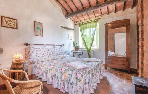 RosennanoにあるGorgeous Home In Gaiole In Chianti si With Outdoor Swimming Poolのベッドルーム(ベッド1台、テーブル、鏡付)