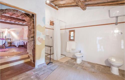 ein Bad mit einem WC und einem Waschbecken in der Unterkunft Stunning Home In Gaiole In Chianti si With Private Swimming Pool, Can Be Inside Or Outside in Rosennano