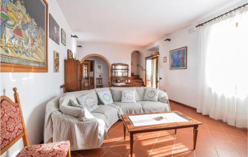 ein Wohnzimmer mit einem Sofa und einem Tisch in der Unterkunft 4 Bedroom Nice Home In Pietrasanta in Pietrasanta